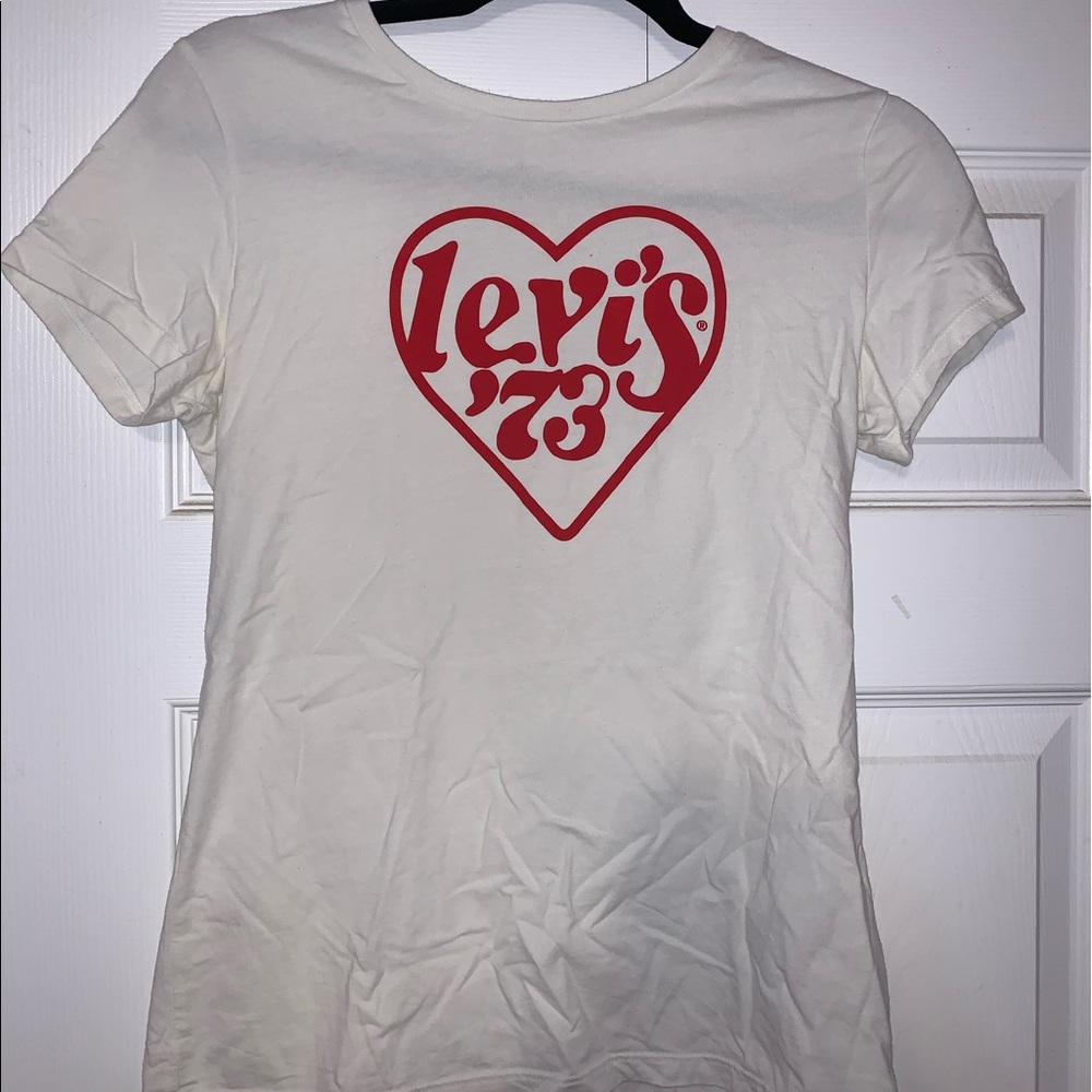 levi’s graphic tee